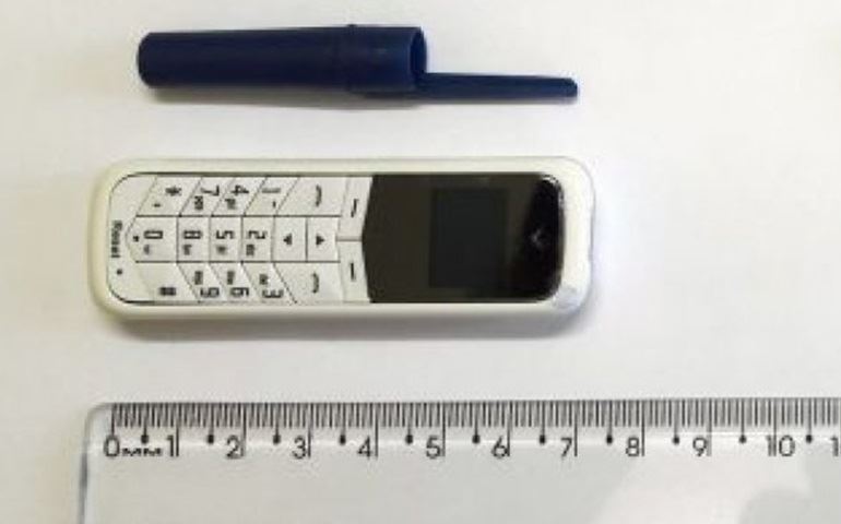 Mulher é detida com celular pouco maior que tampa de caneta no órgão genital ao visitar preso