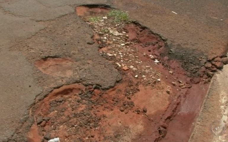 Moradores reclamam de ruas esburacadas em bairro de Avaré