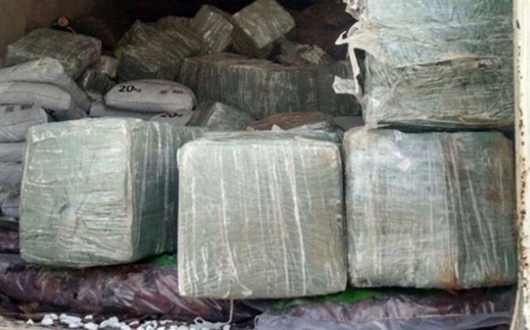 Polícia apreende mais de 700 quilos de maconha em caminhão na Castello Branco