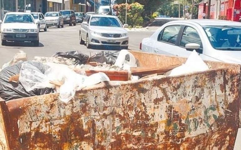 Caçambas sem sinalização são perigo em Avaré
