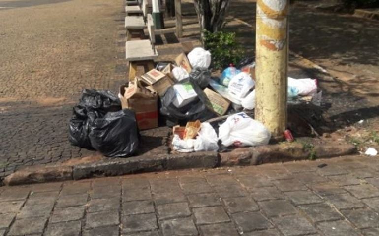 Feriado de 1º de Maio com muito lixo nas ruas