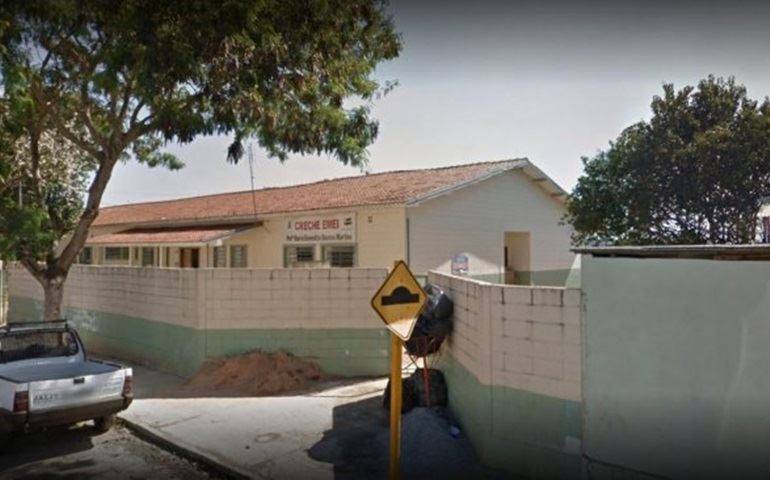 Funcionária de creche confessa ter colocado no banheiro bebê que não queria dormir, diz polícia