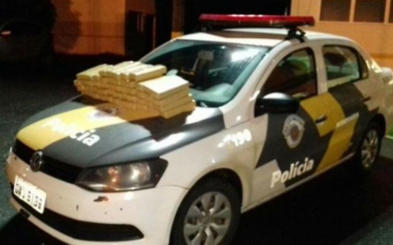 Dupla é presa com carro roubado e 50kg de maconha em Avaré