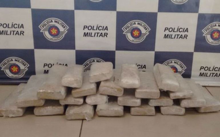 Jovem é presa por tráfico para tentar pagar dívida do cartão de crédito, diz polícia