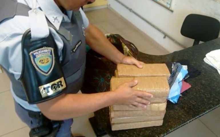 Passageiro de ônibus é flagrado com tabletes de maconha
