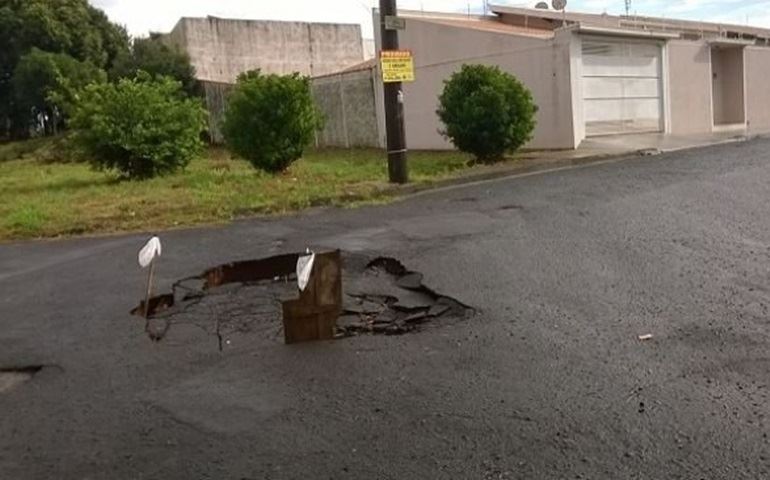 Prefeitura esquece buraco em bairro nobre