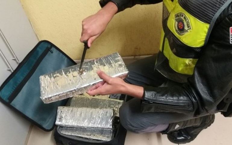 Adolescente é flagrado com maconha escondida em mala dentro de ônibus