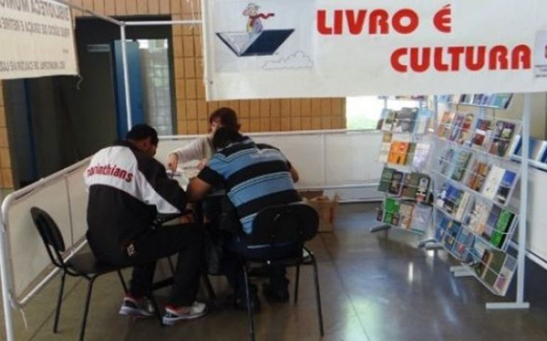 AVARÉ: PROJETO LEVA BIBLIOTECA ITINERANTE AO TERMINAL RODOVIÁRIO