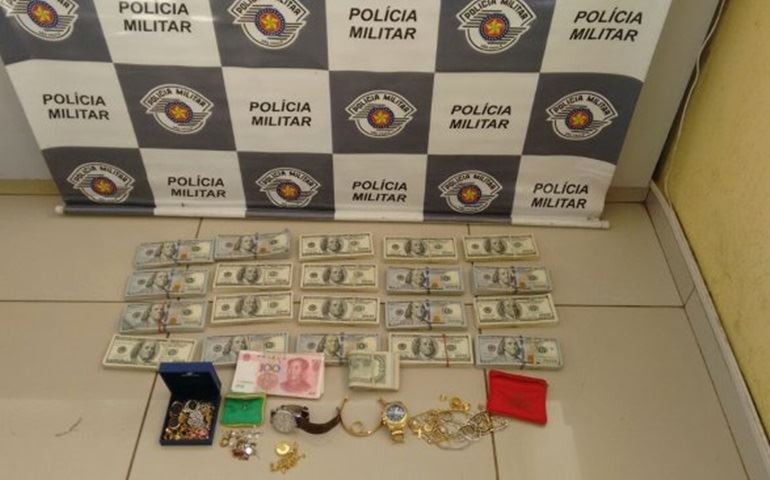Dupla é presa ao tentar subornar policiais após ser flagrada com mais de 200 mil dólares em ônibus