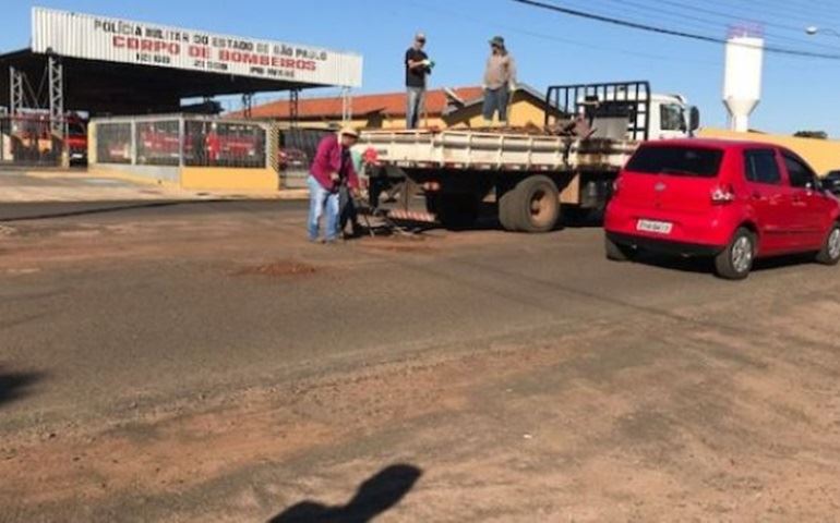 SEM MASSA ASFÁLTICA, PREFEITURA REALIZA ?TAPA-BURACOS COM RESÍDUOS?