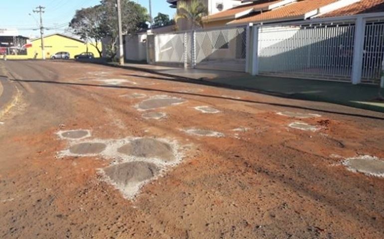 Moradores do Jardim Botânico se cotizam para tapar buraco