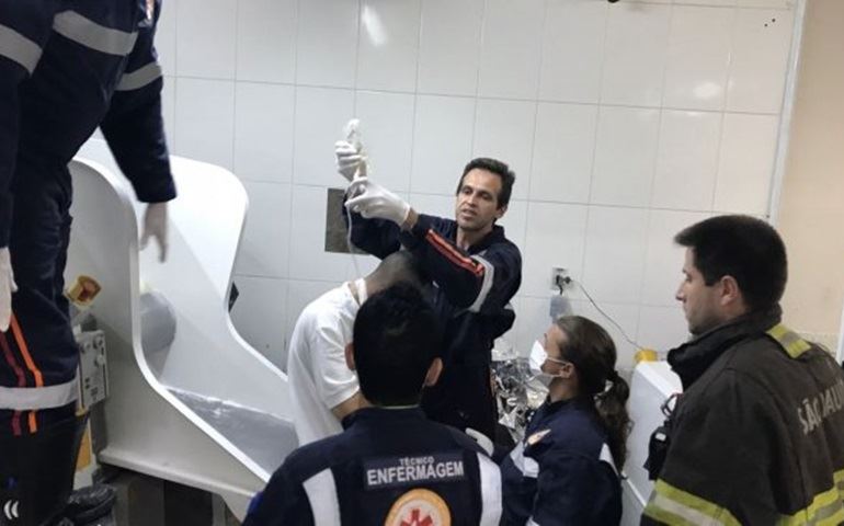 Funcionário fica com o braço preso em rolo de amassar pão em Avaré