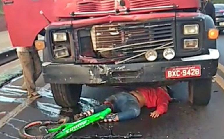 'Misteriosamente' ciclista bate de frente com caminhão