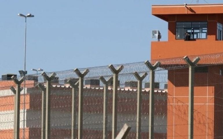 Presídios federais prorrogam suspensão de visitas