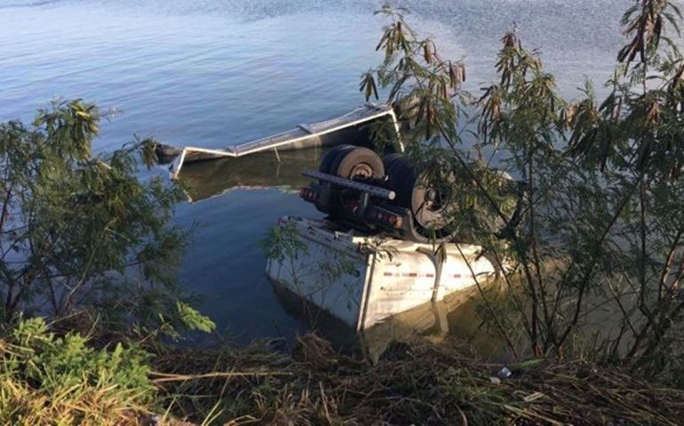 Batida entre carro e caminhão bitrem deixa cinco mortos em Avaré