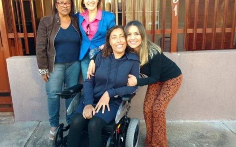 JOVEM RECEBE CADEIRA-DE-RODAS COM ALEGRIA EM AVARÉ