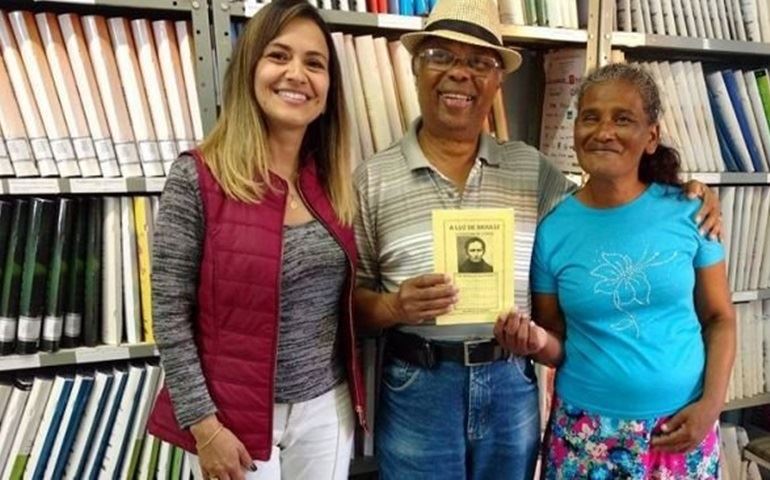 Escritor doa livros para Biblioteca em Braile