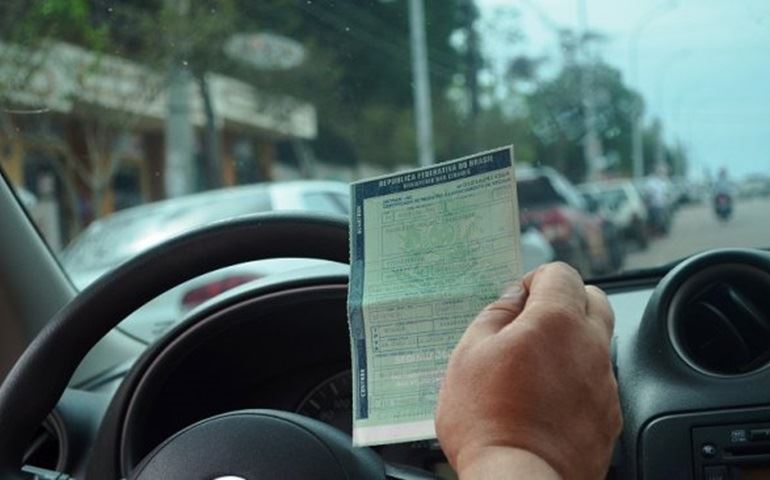 Veículos com placas final 5 e 6 devem ser licenciados em agosto