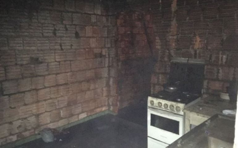 Bombeiros apagam incêndio que destruiu cômodos de casa em Avaré
