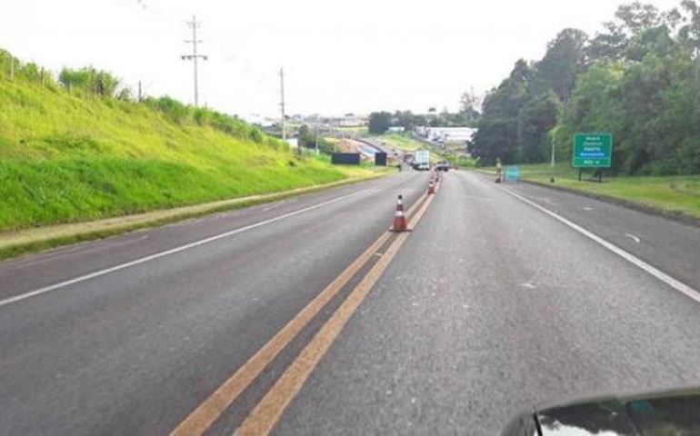 Acidente entre caminhão e dois carros deixa ferido em rodovia de Avaré