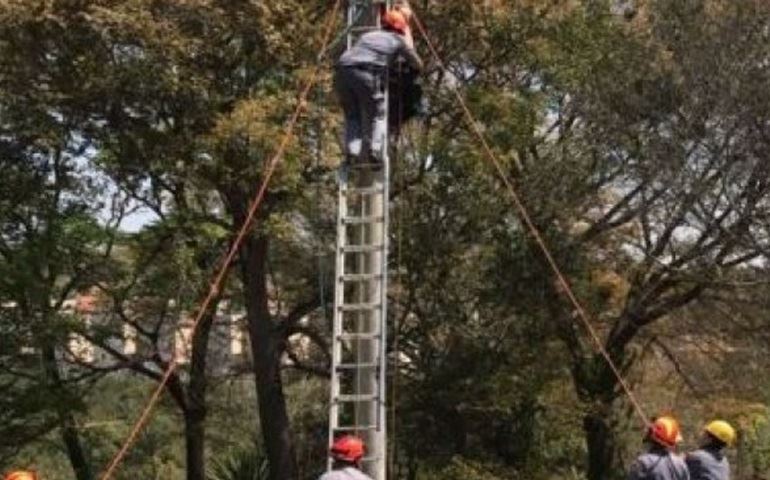 Homem tenta furtar fiação de poste e leva descarga elétrica em Bauru