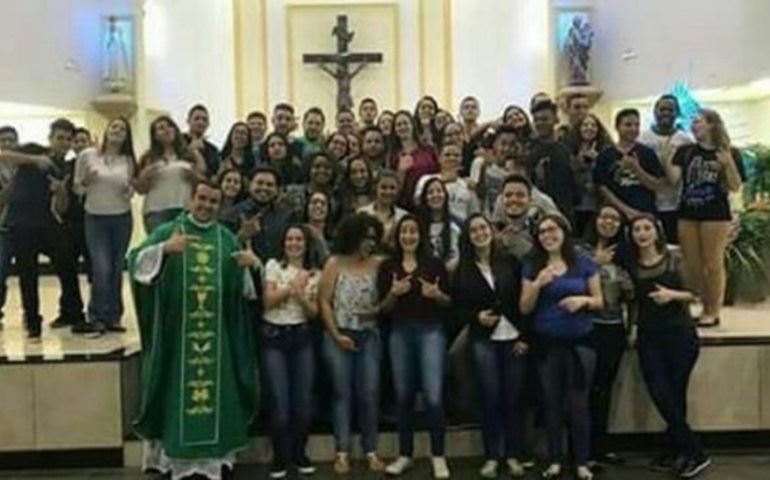 GRUPO DE JOVENS DA PARÓQUIA DE NOSSA SENHORA DE FÁTIMA COMEMORA 19 ANOS