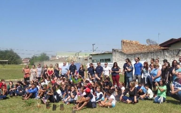 Rotarianos e voluntários no plantio árvores