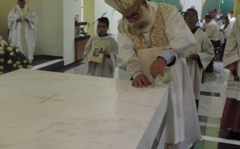 DOM MAURÍCIO FAZ DEDICAÇÃO DO ALTAR E DA IGREJA DE SÃO BENEDITO EM AVARÉ