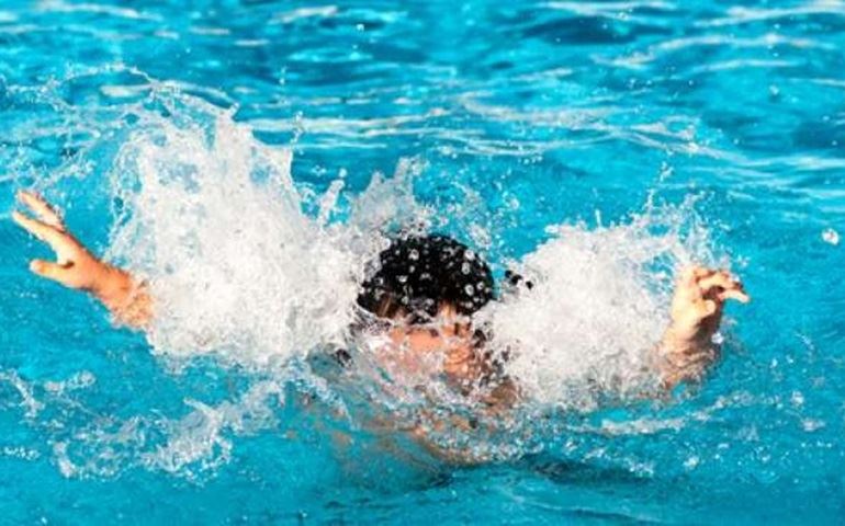 Criança morre após se afogar em piscina em Avaré