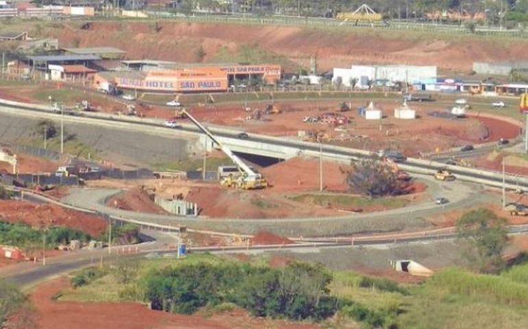 Duplicação SP 255 ? Lançamento de vigas para construção do viaduto sobre a Avenida Paulo Novaes