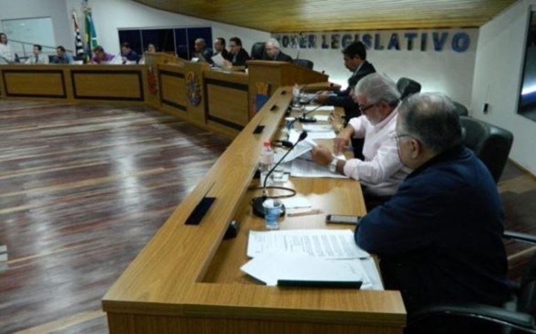 VEREADOR COBRA ATENDIMENTO DE FISIOTERAPIA A PACIENTES ACAMADOS
