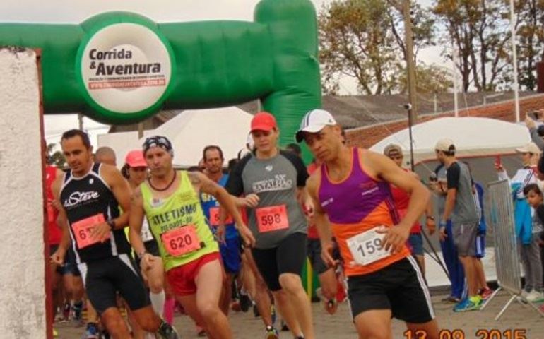 Corredor de apenas uma perna completa a 2ª edição da corrida da Polícia Militar de Avaré, SP