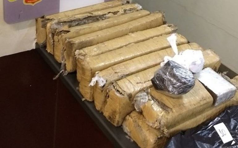 Trio é apreendido ao ser flagrado com mais de dez quilos de maconha
