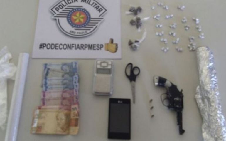 MENOR É FLAGRADO COM DROGAS E REVÓLVER NO BAIRRO DUÍLIO GAMBINI - AVARÉ