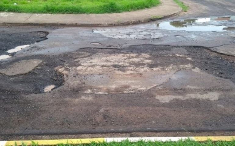 INTERNAUTA RECLAMA DE ASFALTO ?FAROFA? EM AVARÉ