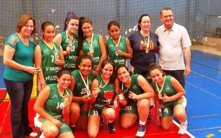 BASQUETE FEMININO GANHA OURO EM CAMPEONATO DA UNIMED