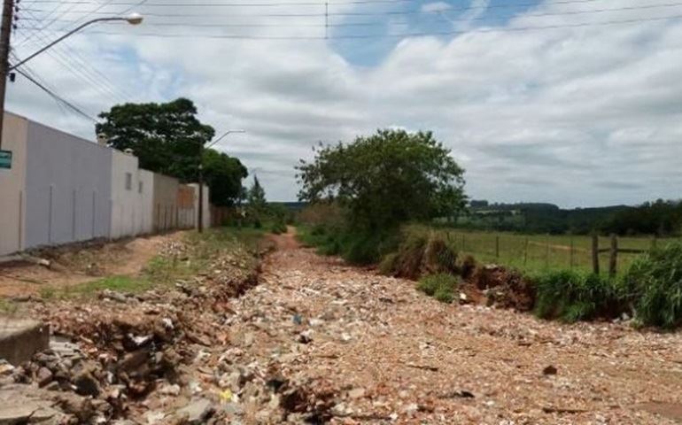 Prefeitura joga entulho em local inapropriado
