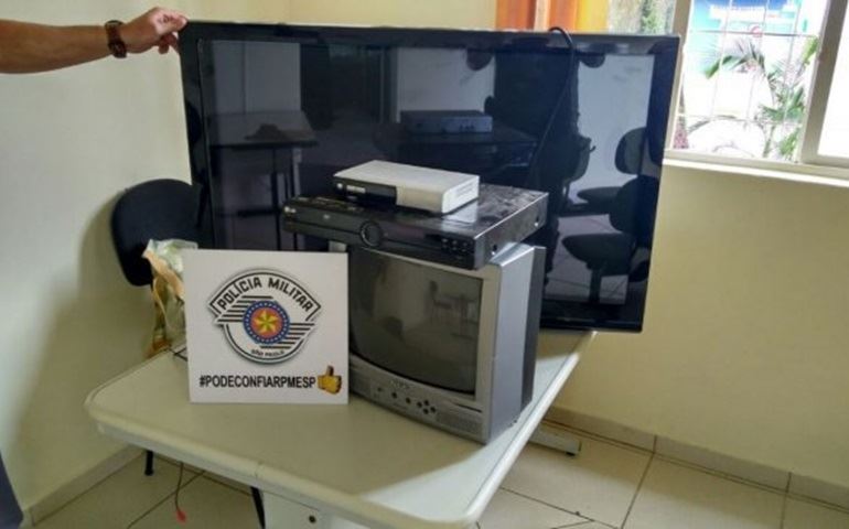 Ladrão é surpreendido pela Polícia dentro de residência