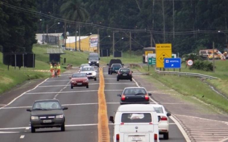 MOTORISTA SAI ILESO APÓS CAPOTAR VEÍCULO EM AVARÉ