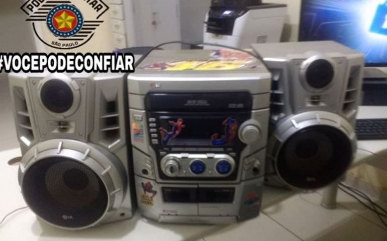 PM FLAGRA MENORES EM FESTA E APREENDE DROGAS