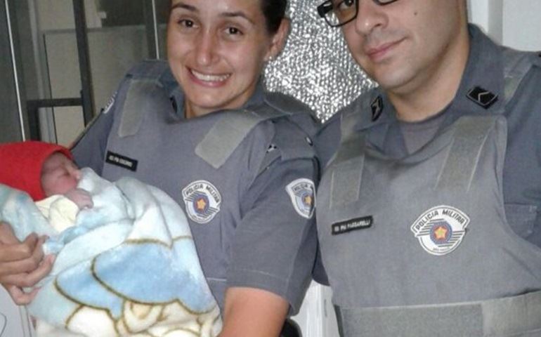 Marido pede socorro e PM faz parto de urgência em grávida dentro de carro