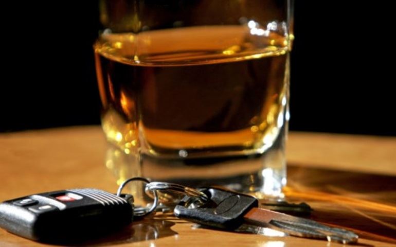 Motociclista embriagado fica ferido ao bater em carro no Centro de Avaré