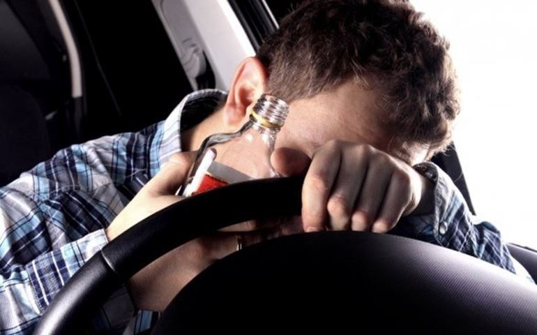 Motorista suspeito de dirigir embriagado bate em carro estacionado em Avaré