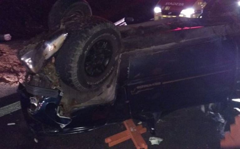 Carro capota e deixa feridos na Castello Branco em Santa Cruz do Rio Pardo