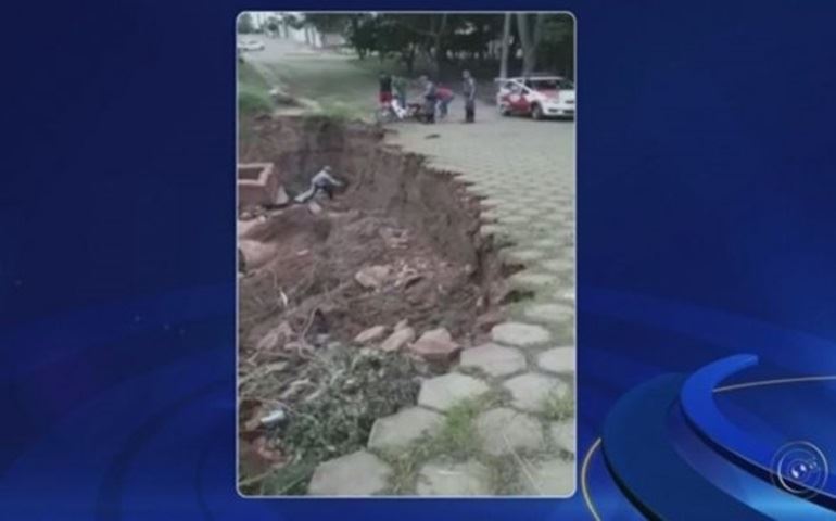 Motociclista é resgatado por policiais após cair em cratera aberta em Avaré