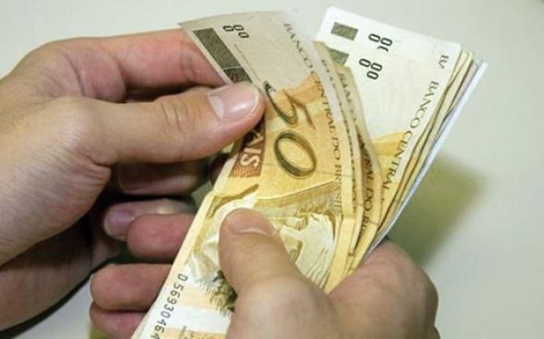 Servidores recebem hoje, com atraso