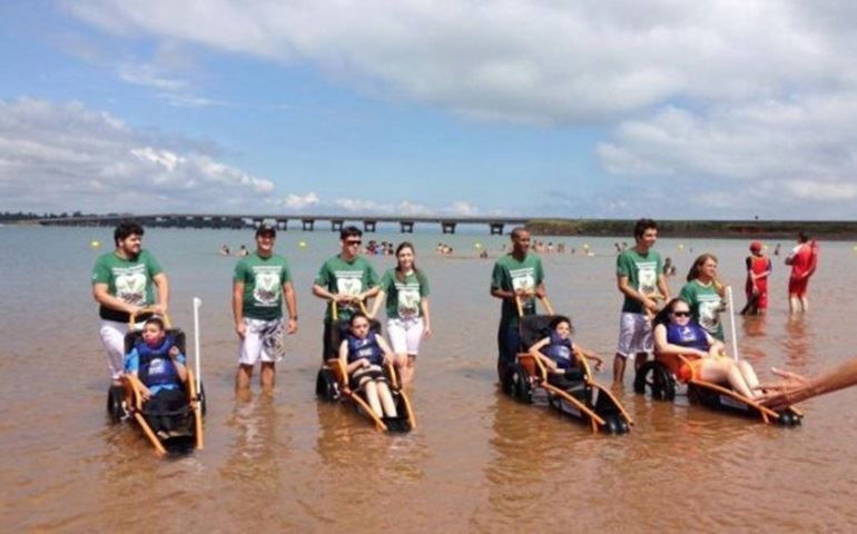 PROJETO ?PRAIA ACESSÍVEL? OFERECE LAZER A PORTADORES DE DEFICIÊNCIA