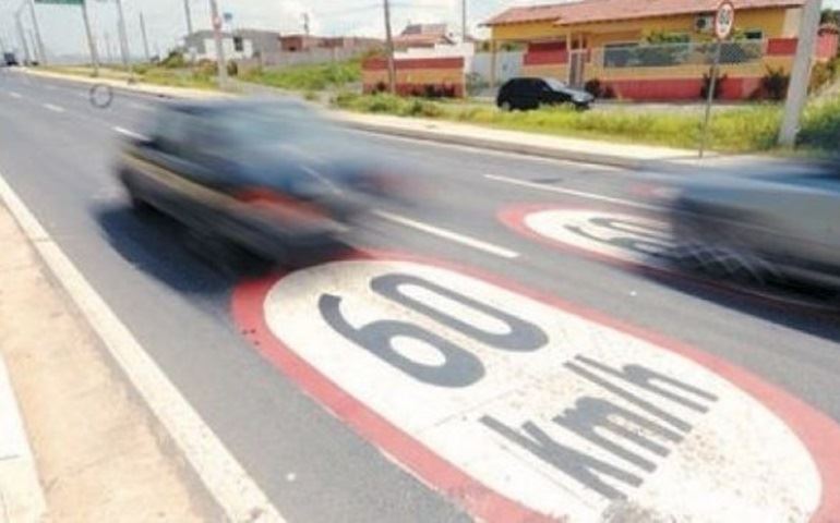 EXCESSO DE VELOCIDADE É MAIOR CAUSA DE SUSPENSÃO E CASSAÇÃO DE CNH