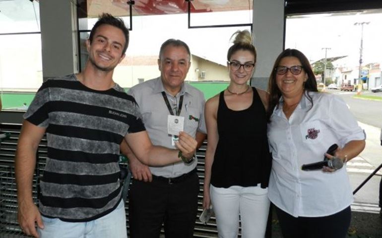Moradora do Jardim Europa II fatura o Fiat Mobi da promoção do Pinheirão Supermercados