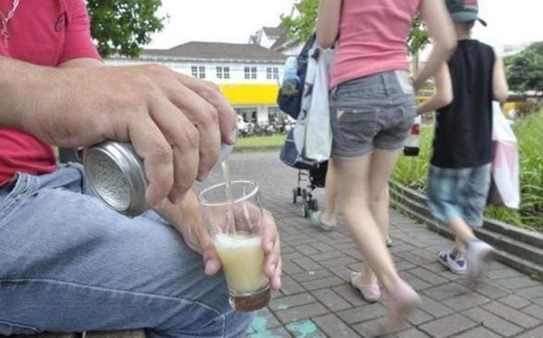 Projeto que proibia venda de bebidas em locais públicos é rejeitado